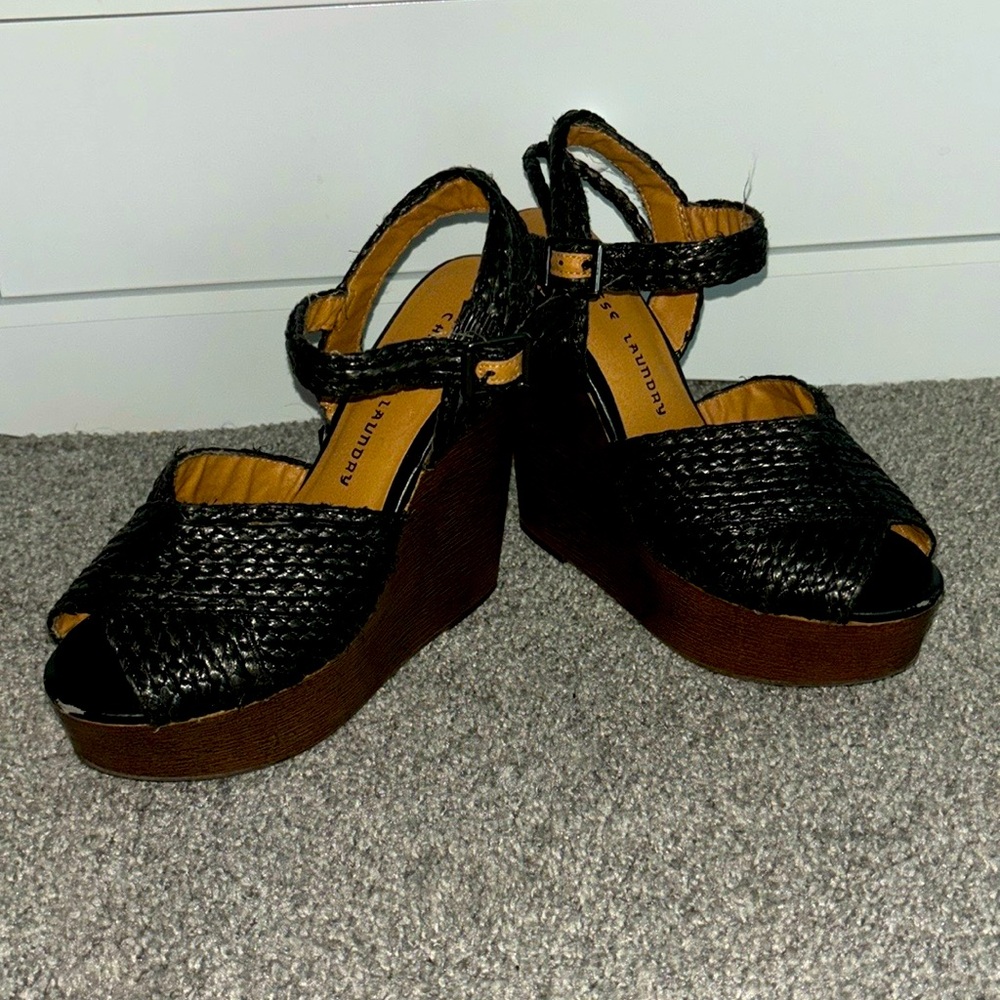 Chinese Laundry Black Woven Platform Sandals with Brown Wood-Look Wedge